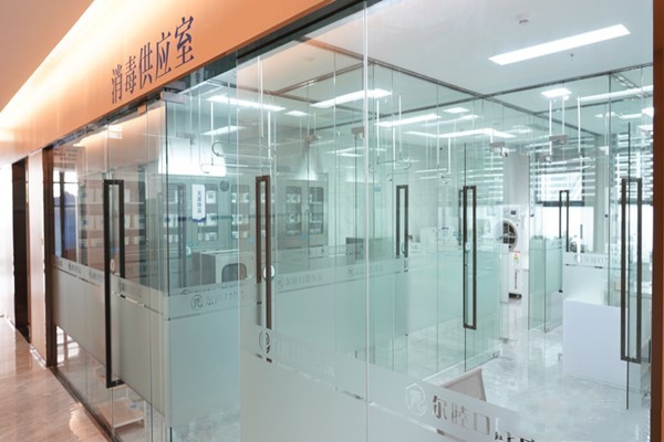 深圳尔睦口腔医院种牙收费高不高？医生技术牛且口碑爆棚