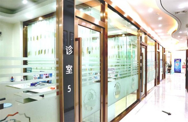 文山牙博仕口腔门诊部价格表2025：洗牙/矫正/种植牙收费明细