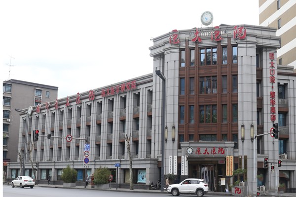 成都医大口腔医院种植牙价格曝光：国产牙2150+瑞士牙5000+全口种植约5w起