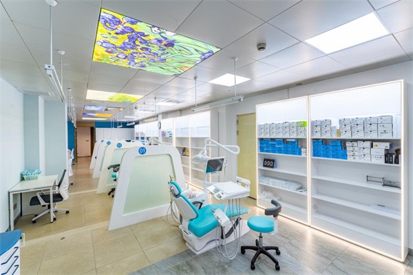 上海医大医院口腔科收费贵吗?种植牙1680+牙齿矫正8800+补牙200+根管治疗580+