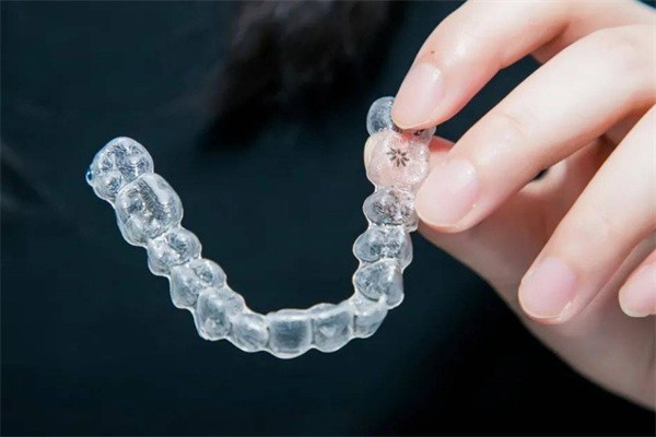 隐形矫正能治复杂牙列不齐吗？对比传统托槽、费用周期与真实佩戴感受可知