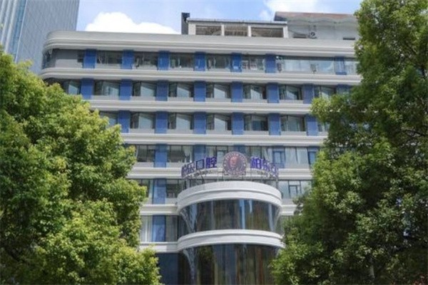 南宁柏乐口腔收费标准:全口种植4w+/MRC矫治3500+/涂氟99+