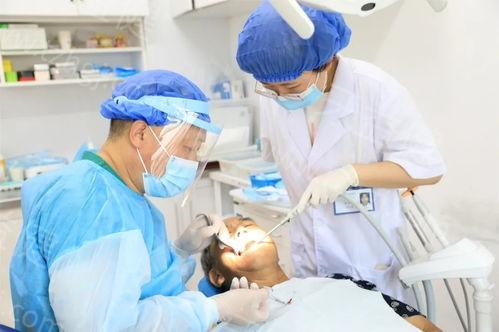 一览东莞口腔医院假牙义齿价格一览表 吸附性义齿/国产树脂牙/种植贺利氏/全口<span style=