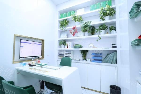 成都英博口腔医院怎么样？种植牙/矫正价格表+真实口碑分享！