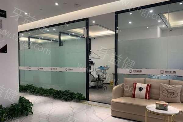 网友问成都牙管家口腔门诊部种植牙是正规吗？查实资质正规且无隐形消费呀