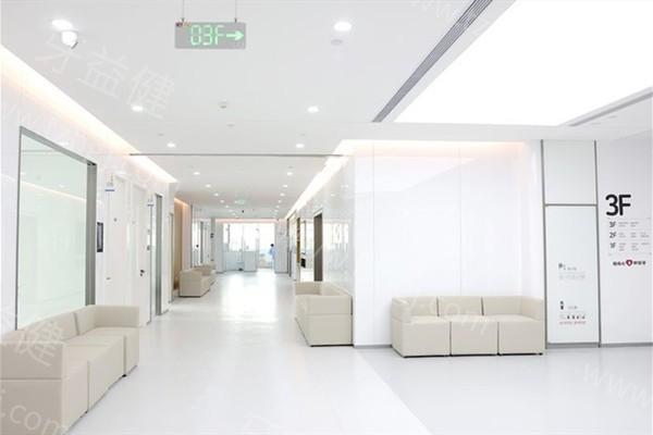 青岛优诺口腔价格揭秘：全瓷牙冠2600元起/隐形矫正22800元起/拔牙260元起