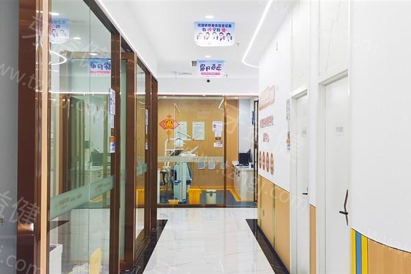 河源好佰年口腔门诊部收费贵不？2025 价目表不贵｜种植牙 2580 元起、矫正 8800 元起、补牙 398 元起