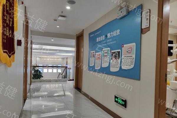 合肥华美口腔门诊2025价格：种植牙3600元起/牙齿矫正6600元起/烤瓷牙1050元起